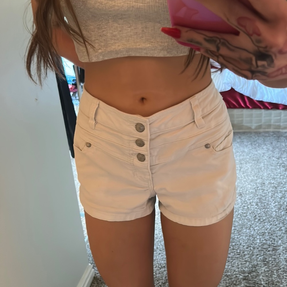 white shorts size: 5/6